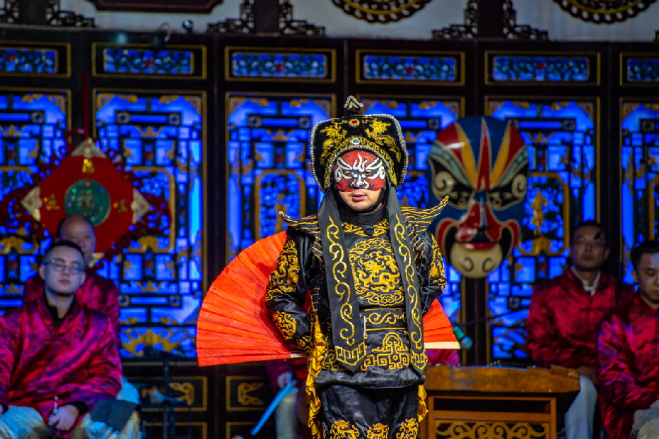 Er wechselte die Masken und keiner bekam den Wechsel mit. (Theater in Chengdu)