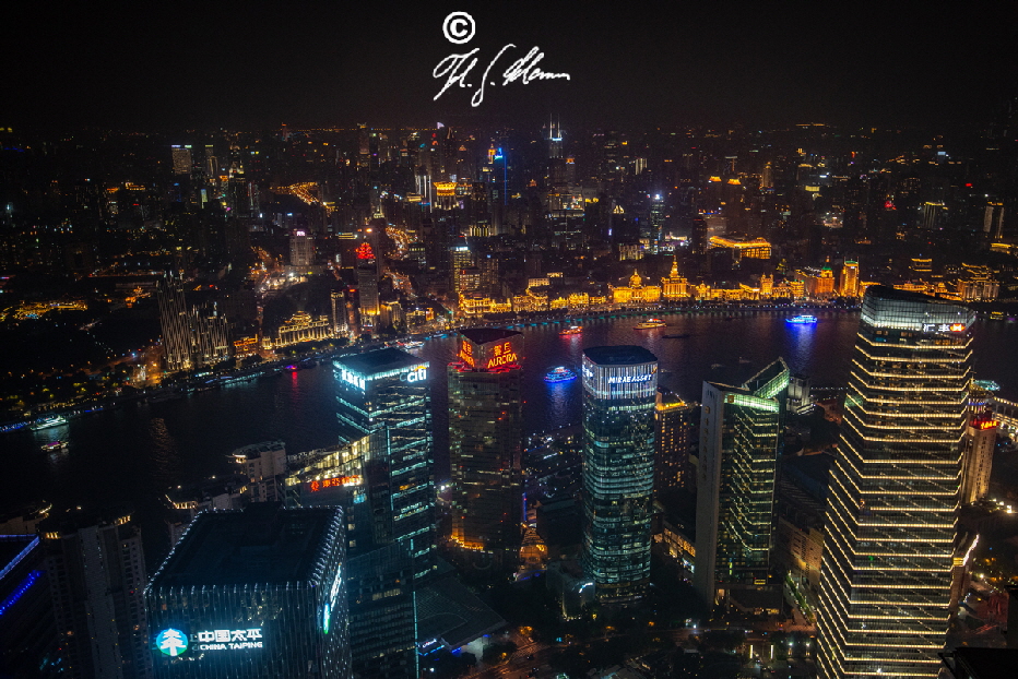 Blick vom Jin Mao Tower auf den Bund  bei Nacht. (Shanghai)