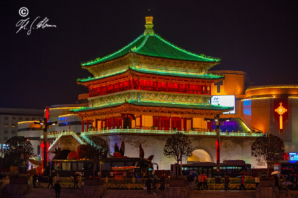 Stadtmauer von Xian bei Nacht