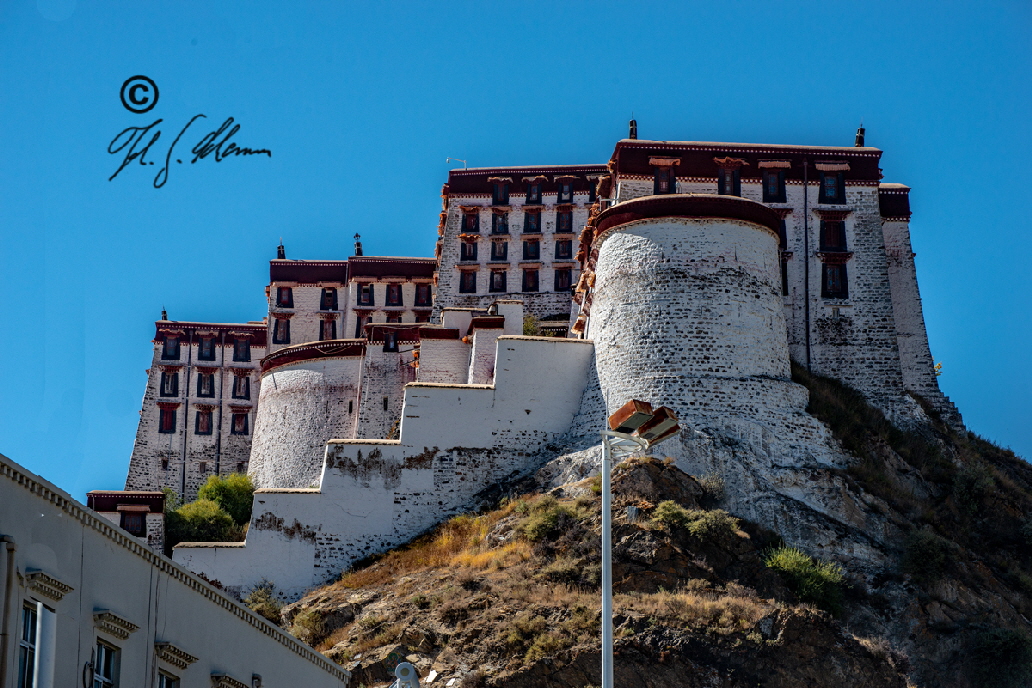 Die Ostseite des Potala-Palastes mit dem stlichen Verdeitigungsturm.