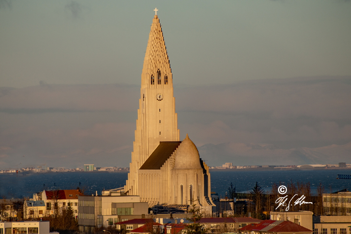 Die Hallgrmskirkja ist eine evangelisch-lutherische Pfarrkirche in der Hauptstadt Reykjavk Hier Blick vom Perlan.