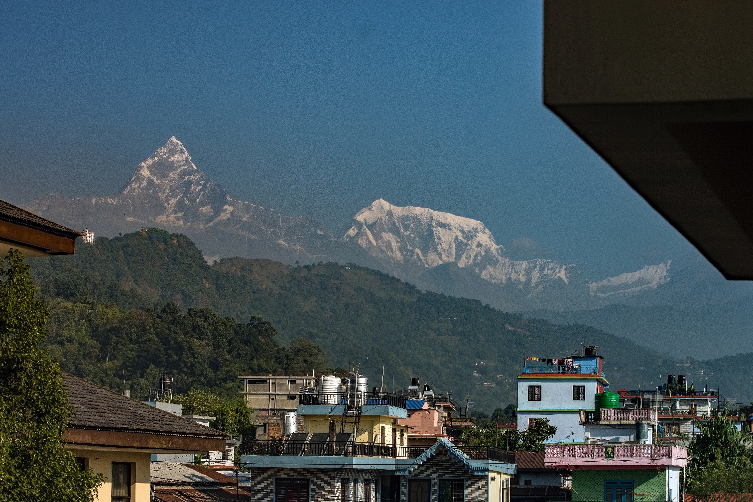 Blick vom Hotel in Pokhara
 auf die Himalaya Berge