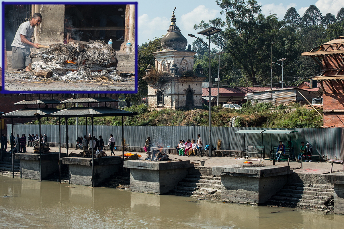 Leichenverbrennung am heiligen Fluss Bagmati